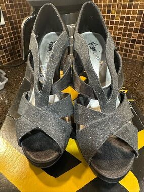 Fioni Night | Halo Black Glitter Cross-Strap Platform Heels size: 6